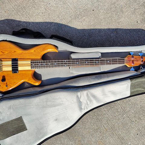 Aria Pro 2 / Bass guitar from 1980s