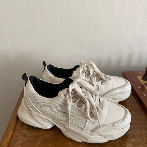Hvite sneakers