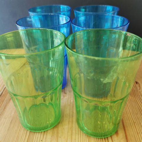 6 plastglass 4 blå og 2 grønne