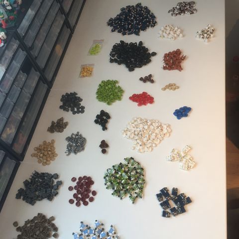 En lot med mini figs deler som selges til en/ei som selger deler på Bricklink