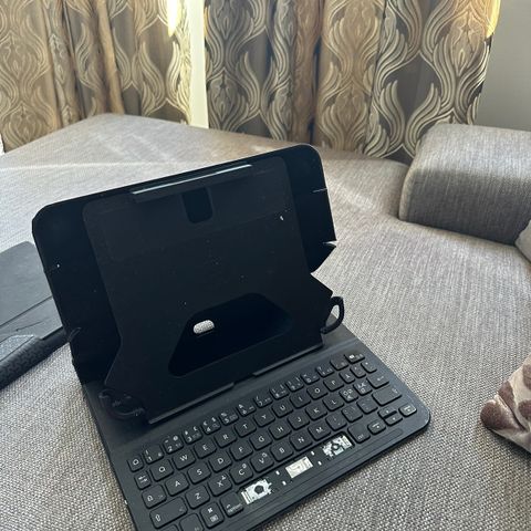 iPad deksel med tastatur