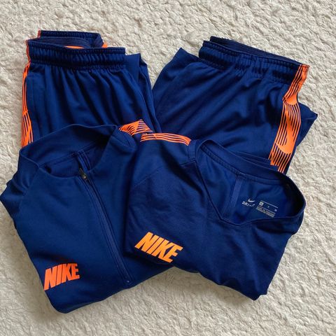 Nike Treningssett i 4 deler, polyester/elastin, blå m/orange «gummitrykk»