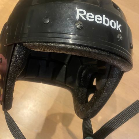 Reebok ishockeyhjelm selges rimelig