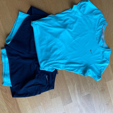 T-skjorte og shorts