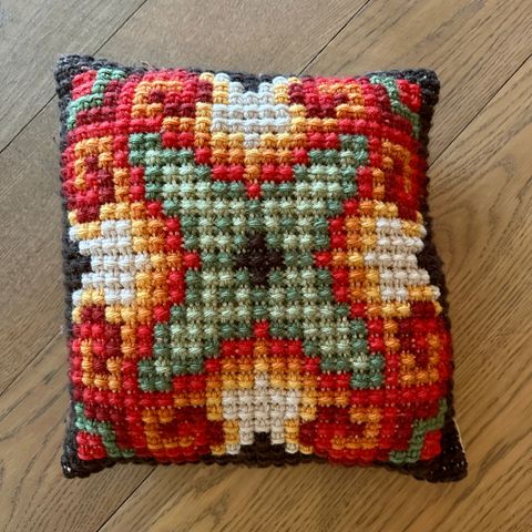 Retro brodert pute