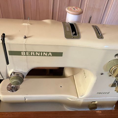 Bernina Record -type 530-2 - Symaskin i teak oppbevaringsbord i retrostil