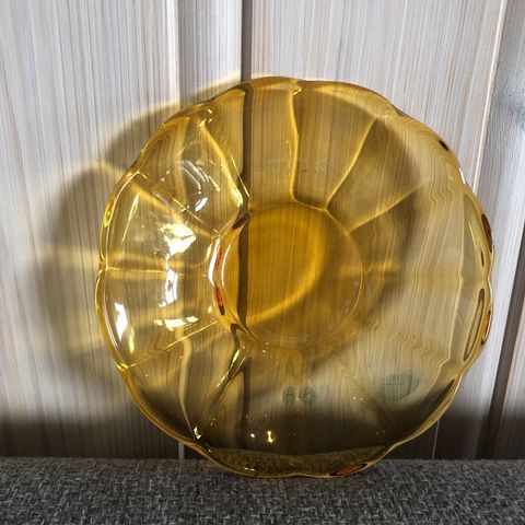 Pressglass fat lys brun/oransje, ravfarget, diameter 16,5