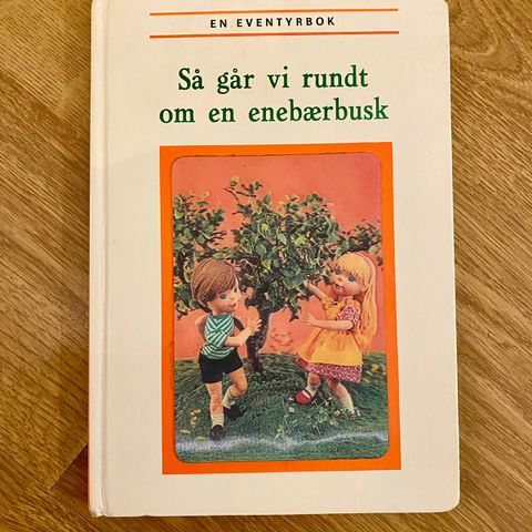 Retro barnebok ~ En Eventyrbok: SÅ GÅR VI RUNDT OM EN ENEBÆRBUSK (1970)