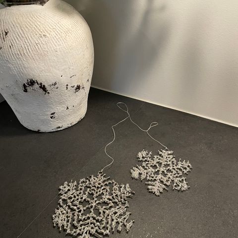 Snøkrystaller i metall med perler