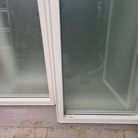 Ny vindu frostede med 3 glass med alumunium beskyttelse.