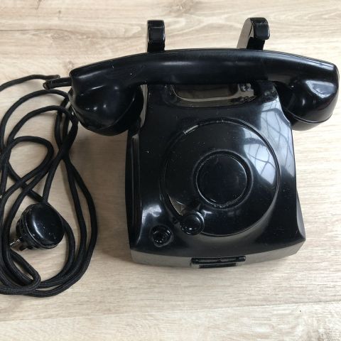 Gammel telefon med sveiv