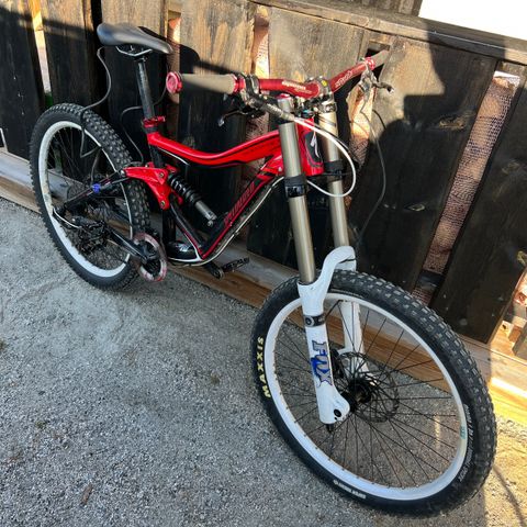 Specialized fulldemper, big hit, downhill med Fox40 demper selges