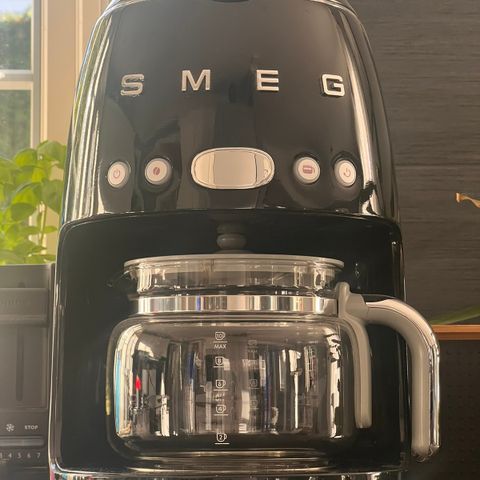 Smeg kaffetrakter med timer og integrert kaffefilter