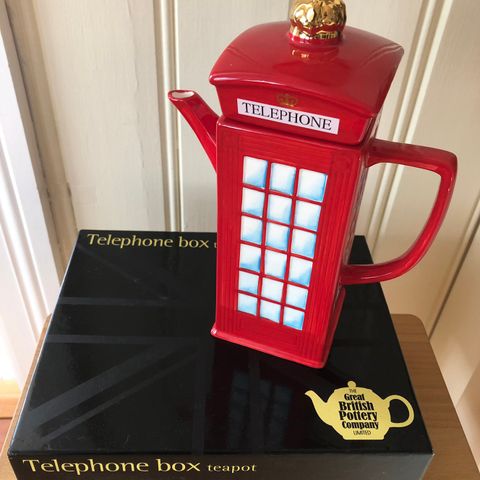 Afternoon tea med denne røde tekanna formet som en engelsk telefonkiosk!