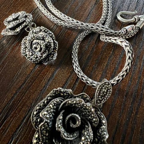 Vakkert smykke, øredobber og ring med roser i 925 sølv