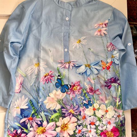 NYDELIG DAME BLUSE BLOMSTERMOTIV SELGES RIMELIG