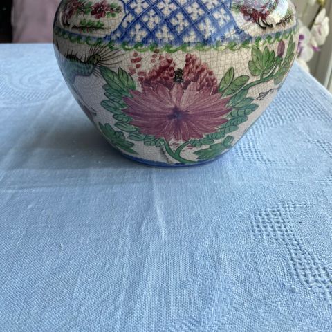 Håndmalt blomsterpotte med blomster og dragedesign i keramikk