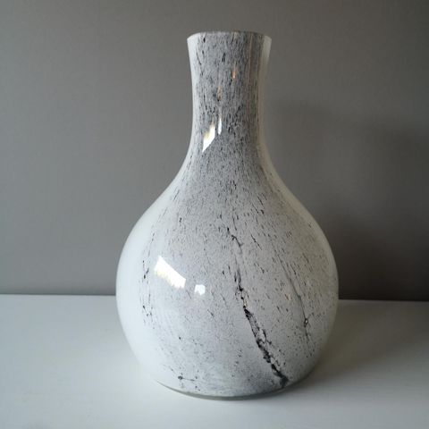 Dekorativ vase i svart/hvitt. 21 cm høy.