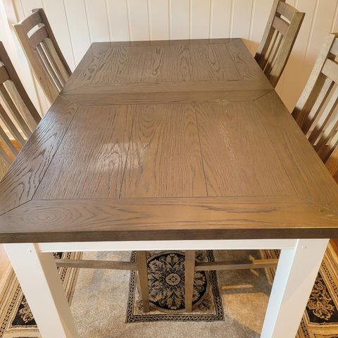 Spisebord med ileggsplate (bordet blir da 2,5 meter langt) og 4 stoler