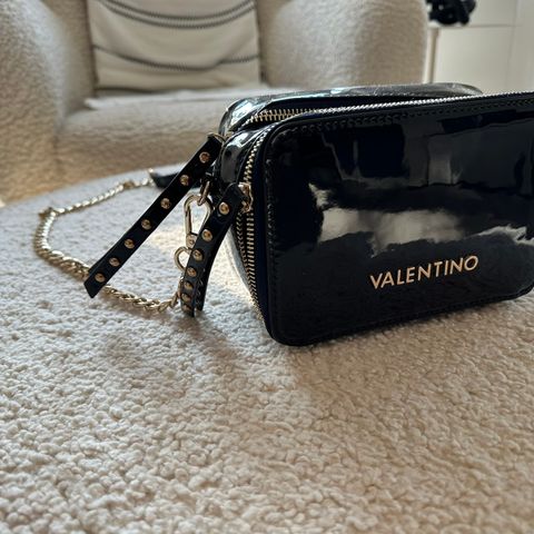 Valentino skulder/crossover veske i mørkeblå lakk