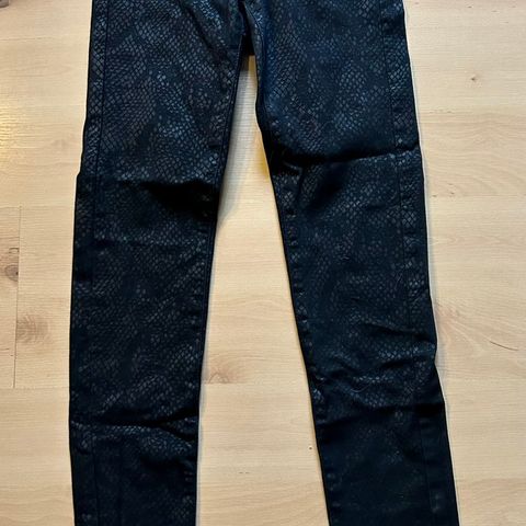 Kule jeans med 'slangemønster'