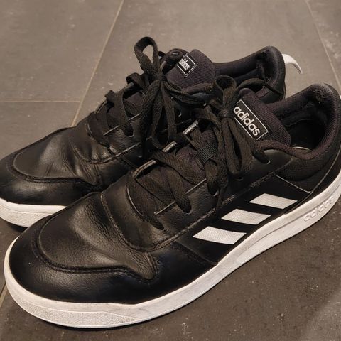 ADIDAS str 40 svarte skinnsko med hvit såle