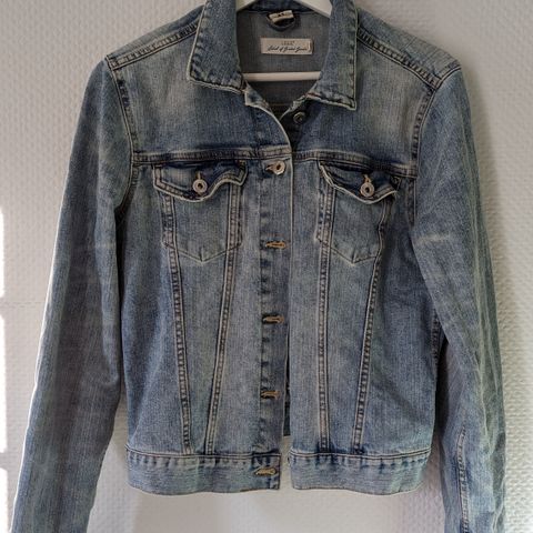 Denim jakke til dame. Str 40.