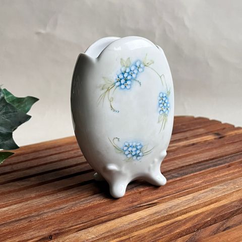 Pen liten håndmalt vase med blomstermotiv ~ minstekjøp 200kr