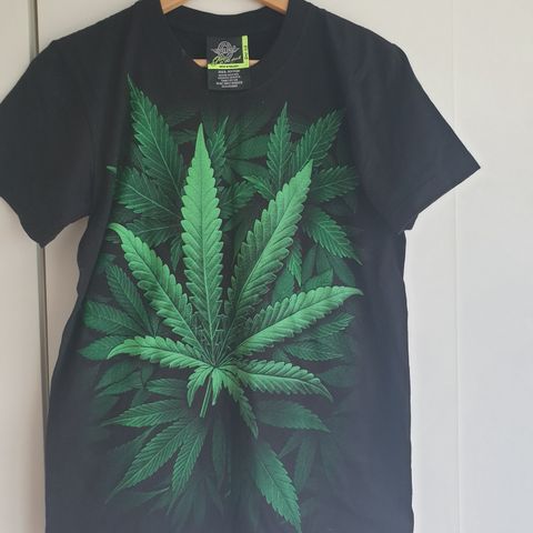 Rock eagle cannabis t-skjorte som lyser i mørket