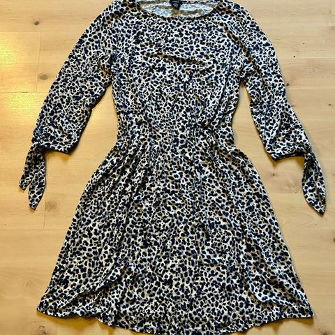 Kjole med leopardmønster fra Lindex str M