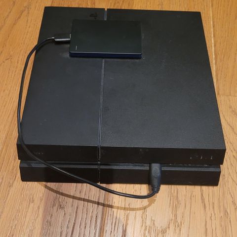 Playstation 4 med 2tb disk og to kontrollere