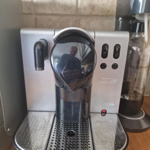 Nespresso DeLongi kapselmaskin med melkeskummer