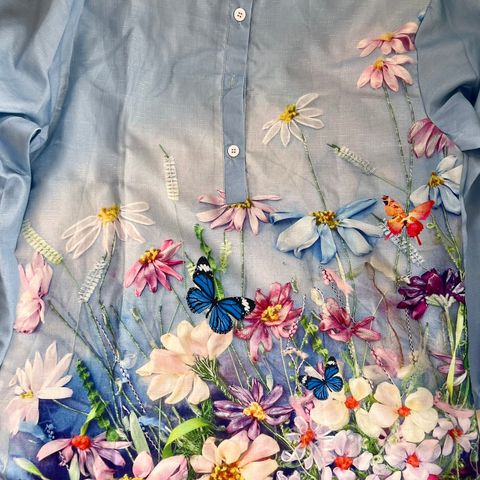 NYDELIG DAME BLUSE BLOMSTERMOTIV SELGES RIMELIG