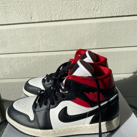 Air Jordan 1 Mid Black/ gym red/ sail, Helt nye, aldri brukt