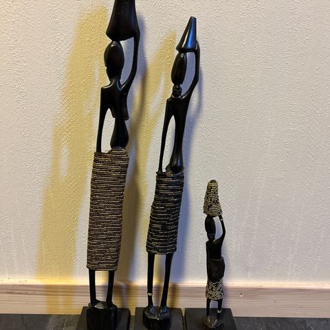 3 afrikanske figurer i tre 45,  42,5 og 25 cm høy
