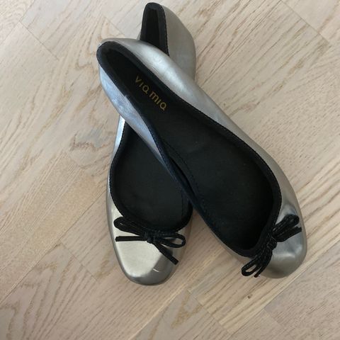 Nye sølv sko med sorte kanter og med sløyfe.