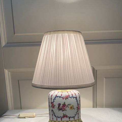 Vintage porselen bordlampe med blomsterdekor