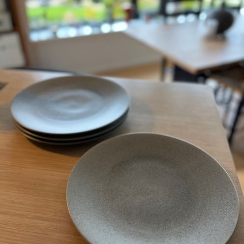 Middagstallerken, grå porselen. (Nedsatt fra 120,-)