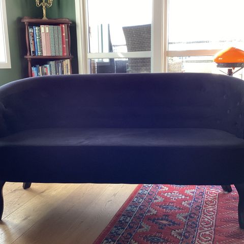 Nett og elegant 2-seter sofa i svart fløyel - Dahlia Siss Sofa