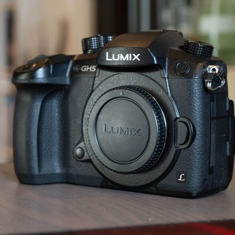 Panasonic Lumix GH5 + velg mellom 3 objektiv