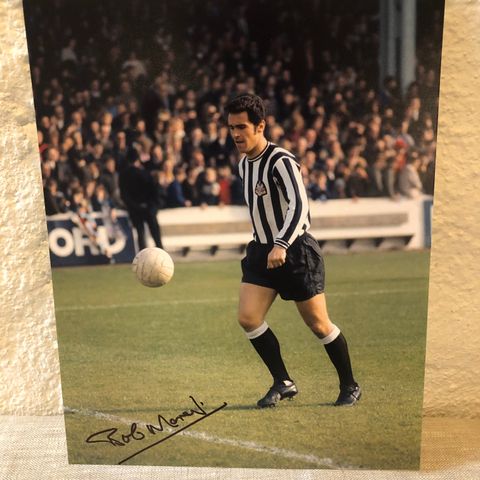 Newcastle United - Bobby Moncur signert 20x25 cm fotografi med COA