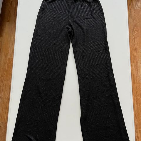 Ubrukt sort bukse med glittertråder