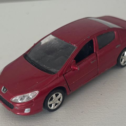 Fin Peugeot 407 fra franske Norev