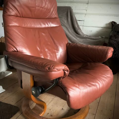 Flott Ekornes stressless, skinnstol inkl fotskammel