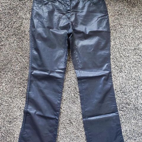 Luxury Tricot Chic italienske svarte læraktige jeans.  Str: 48