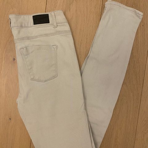 Hvite jeans fra Bikbok (Str. S)