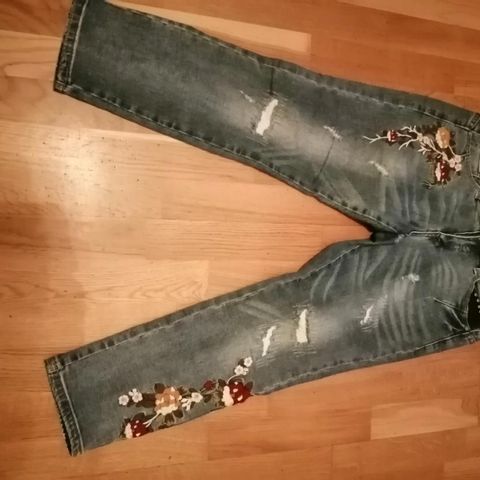 CREAM JEANS MODELL FLOWERS