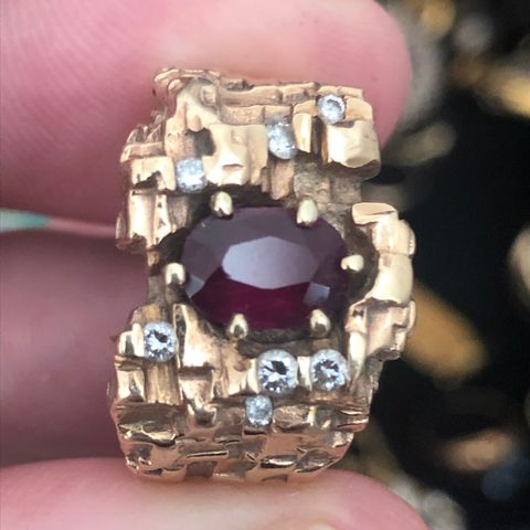 Ekte pigeon blood Rubin 1.34ct med diamanter