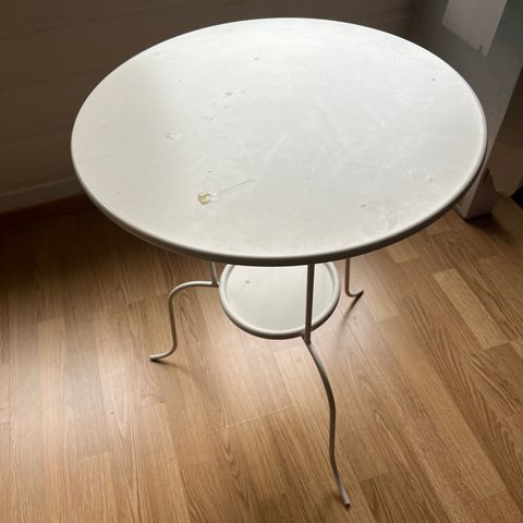 Rundt hvitt bord