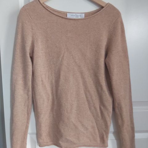 5% CASHMERE / KASJMIR. 95% ULL. Nydelig camel / sennepsgul genser.